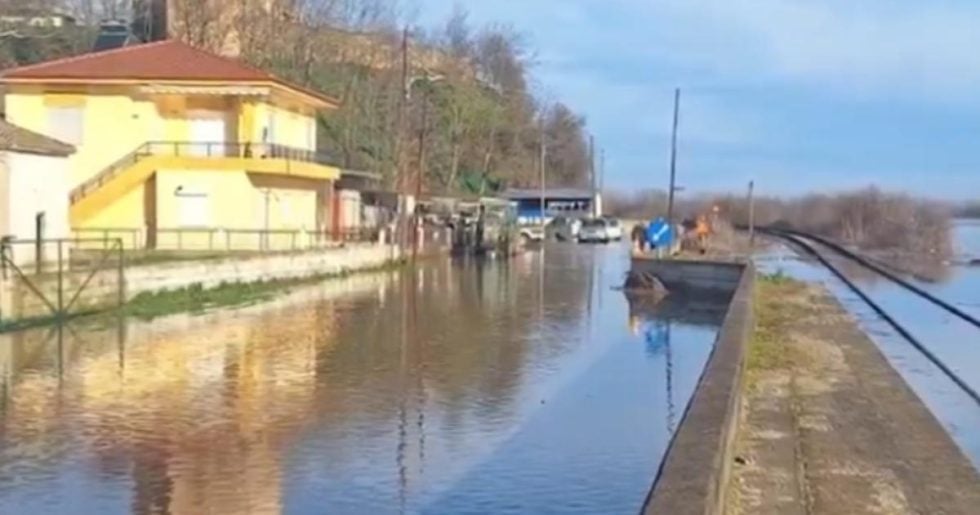 Συνεχίζεται η μάχη με τα νερά στον Έβρο - Σε επιφυλακή ο δήμος Σουφλίου